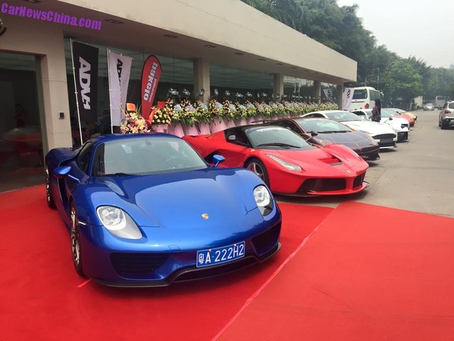 Cặp đôi Porsche 918 Spyder và Ferrari LaFerrari trong sự kiện khai trương cửa hàng của Impressive Wrap.