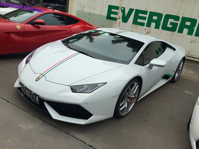 Siêu xe Lamborghini Huracan với sọc xanh, trắng, đỏ như quốc kỳ Ý.