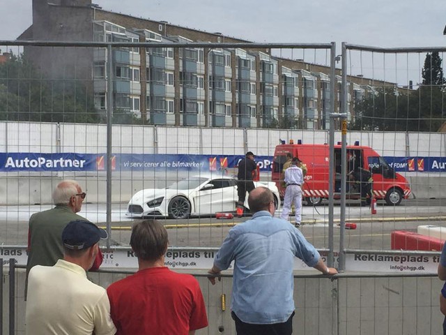 Chiếc siêu xe Zenvo ST1 được dập lửa trên đường đua tại Đan Mạch.