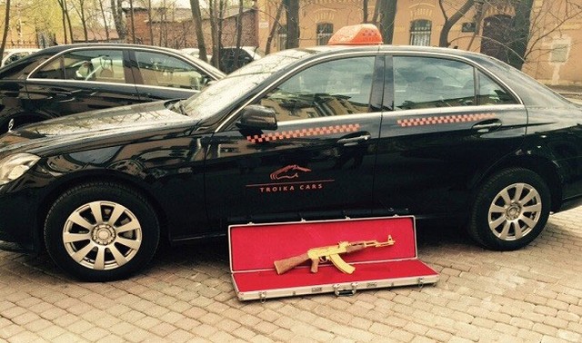 Hãng Troika Cars đăng ảnh khẩu súng AK-47 bằng vàng bên cạnh chiếc taxi mang nhãn hiệu Mercedes-Benz của mình.