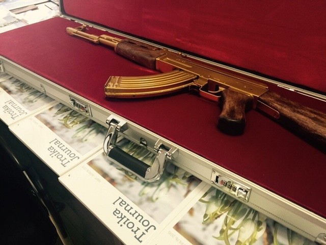 Khẩu súng AK-47 bằng vàng nằm trong hộp riêng.