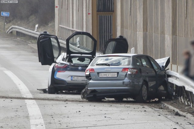 Chiếc xe Audi cũng bị hư hỏng khá nặng sau vụ tai nạn.