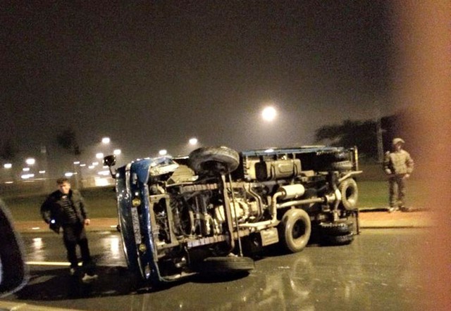 Một chiếc xe tải cũng bị lật vì dải phân cách cứng (Ảnh: Otofun).