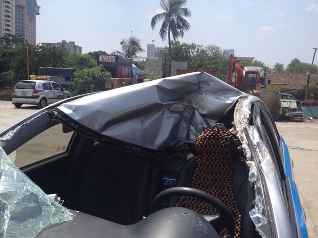 Xe taxi Ba Sao bị hư hỏng nặng sau vụ tai nạn trên cầu Nhật Tân. Ảnh: Hưng Đặng/Otofun