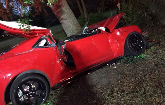 Chiếc Chevrolet Camaro Z/28 bị hư hỏng trong vụ tai nạn tại Florida, Mỹ.