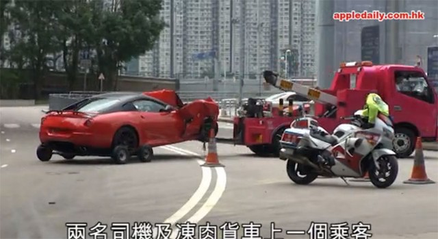 Xe cứu hộ được điều đến hiện trường vụ tai nạn để đưa chiếc Ferrari 599 GTO đi.