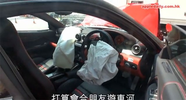 Hai túi khí trong chiếc siêu xe Ferrari 599 GTO đã bung.