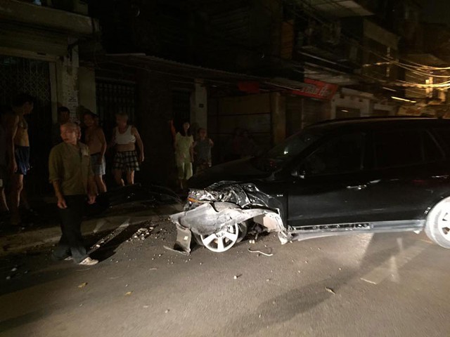 Hyundai Santa Fe bị hư hỏng nặng tại hiện trường vụ tai nạn. Ảnh: CG Mon/Otofun