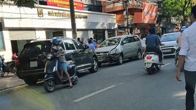 Hiện trường vụ tai nạn liên hoàn trên phố Hàn Thuyên vào hôm 25/6. Ảnh: Otofun