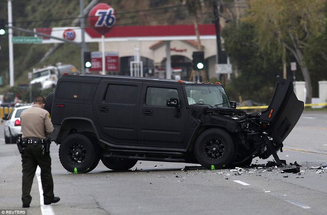 Chiếc Hummer màu đen cũng bị hư hỏng khá nặng sau cú đâm trực diện với xe Lexus.