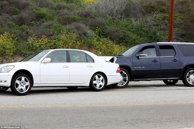 Chiếc Cadillac Escalade của ông Jenner húc vào đuôi xe Lexus do bà góa Howe cầm lái.