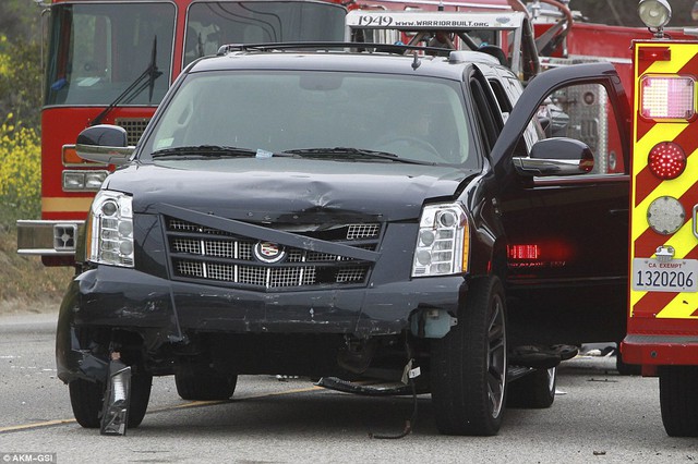 Chiếc Cadillac Escalade của ông Jenner bị biến dạng phần mũi.