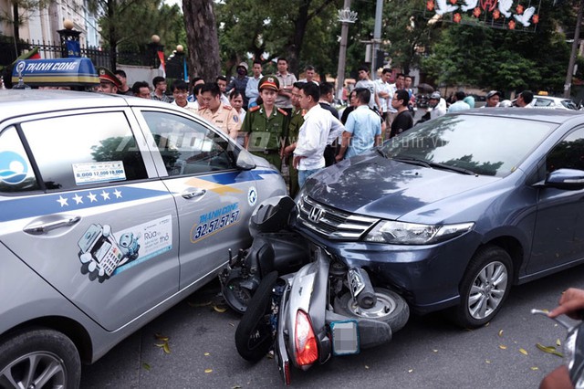 Chiếc Attila bị kẹp giữa hai ô tô trong vụ tai nạn liên hoàn.