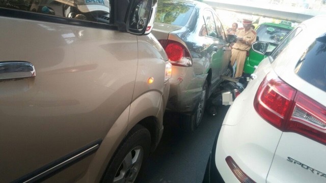 Chiếc Honda Civic tiếp tục va chạm với 3 ô tô khác. Ảnh: Nguyễn Tùng Lâm/Otofun