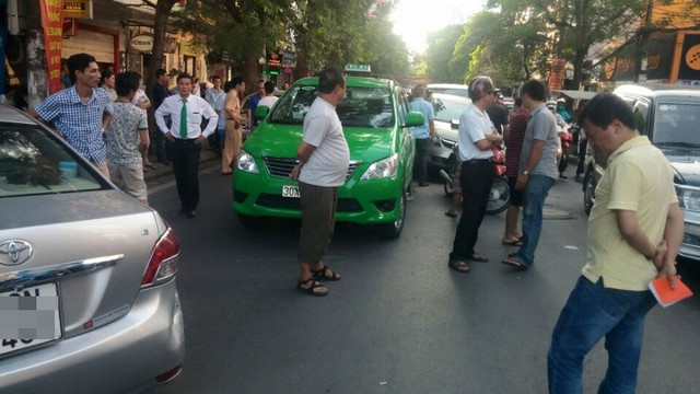 Chiếc Toyota Vios nằm xoay ngang ra đường Lê Đại Hành. Ảnh: Nguyễn Tùng Lâm/Otofun
