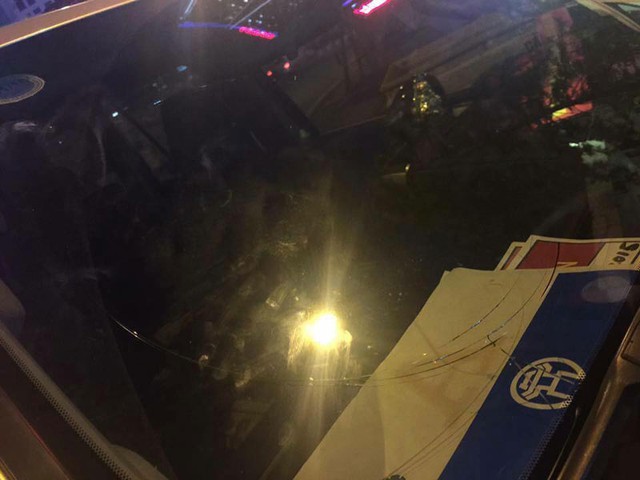 Kính của chiếc Toyota Land Cruiser Prado bị đấm rạn. Ảnh: Trấn Nam/Otofun