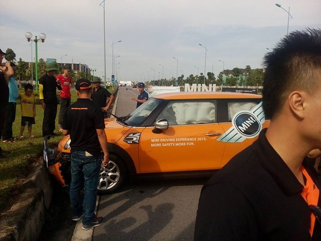 Chiếc MINI Cooper màu cam cắm đầu vào gờ của dải phân cách. Ảnh: Nguyễn Việt Dũng/Otofun