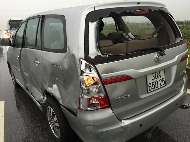 Chiếc Toyota Innova chở nam ca sỹ Nhật Tinh Anh bị hư hỏng khá nhiều trong vụ tai nạn.