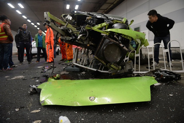 Chiếc siêu xe Lamborghini màu cốm bị &quot;mất đầu&quot; sau vụ tai nạn.