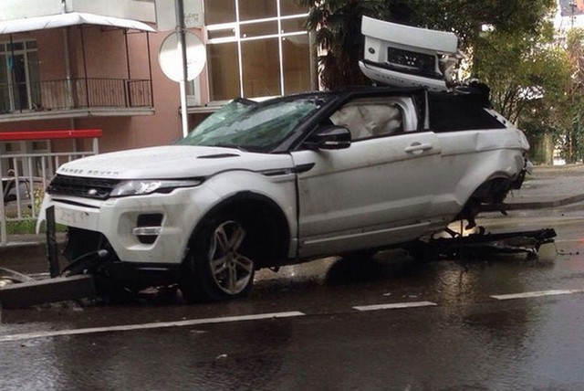 Chiếc Range Rover Evoque bị hư hỏng nặng sau cú rơi tự do.