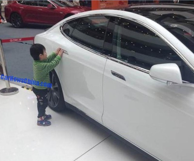 Một đứa trẻ khác cố gắng mở cửa đã bị khóa của chiếc Tesla Model S gây tai nạn.
