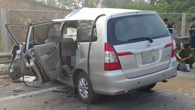 Chiếc Toyota Innova bị hư hỏng nặng tại hiện trường vụ tai nạn. Ảnh: Vũ Hồng Kiên/Otofun