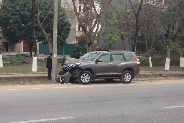 Chiếc Toyota Land Cruiser Prado đâm vào cột điện ở Đông Anh, Hà Nội.
