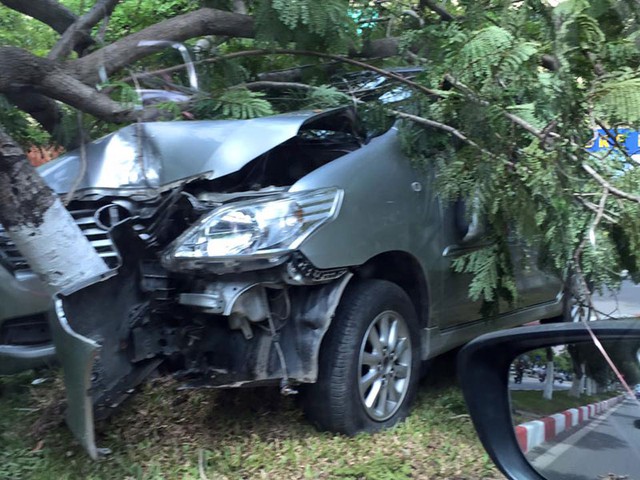 Chiếc Toyota Innova bị hư hỏng nặng sau vụ tai nạn. Ảnh: Tuan Anh Ho/Otofun