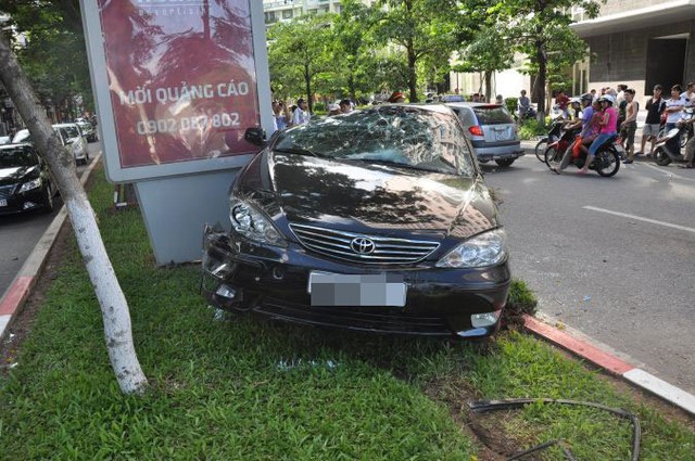 Chiếc Toyota Camry gây tai nạn liên hoàn trên phố Trần Đăng Ninh vào năm 2013. Ảnh: Dân Việt