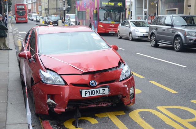 Chiếc Toyota Prius màu đỏ tại hiện trường vụ tai nạn.