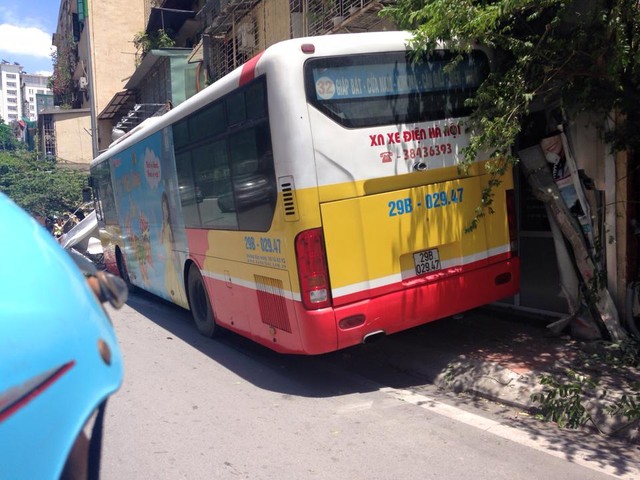 Nửa phần thân của chiếc xe buýt nằm trên vỉa hè. Ảnh: Trịnh Văn Dũng/Otofun
