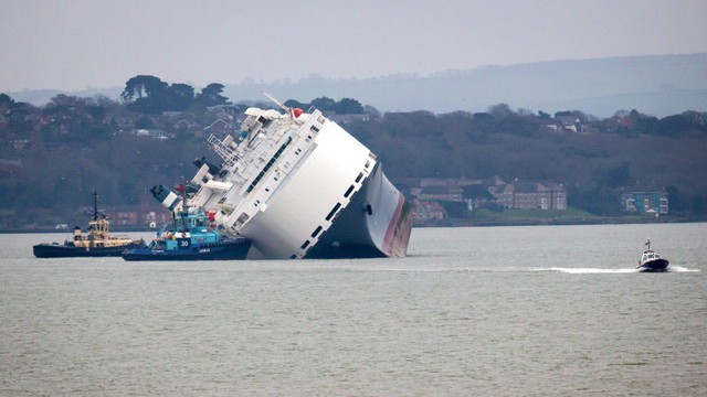 Chiếc tàu chở 1.400 ôtô mới bị mắc cạn tại Anh.