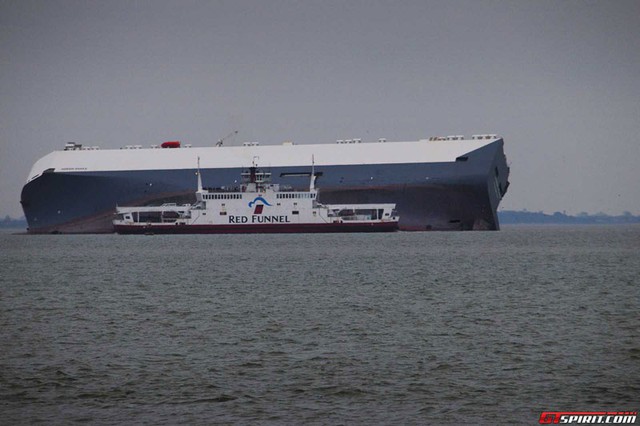 Chiếc tàu Hoegh Osaka bị mắc cạn ngoài cảng Southampton, Anh.