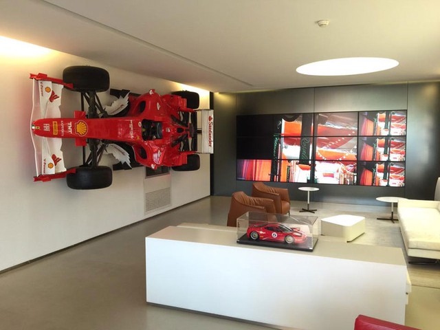 Hình ảnh trong chuyến thăm nhà máy Ferrari do tay golf người Anh đăng lên trang Twitter cá nhân.