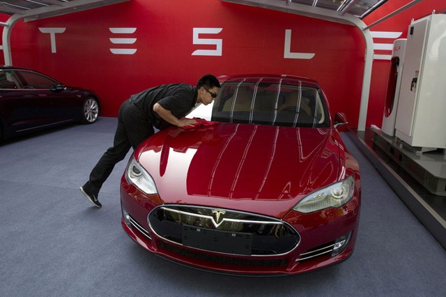 Một trong những chiếc Tesla Model S chính hãng đầu tiên đến Trung Quốc.