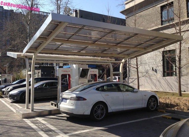 Một trạm nạp năng lượng cho xe của Tesla ở Trung Quốc.