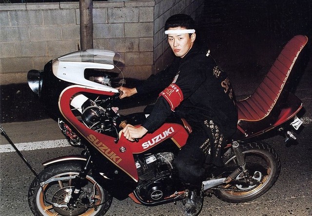 Thành viên của một băng đảng Bosozoku ngồi trên chiếc mô tô Suzuki độ lạ mắt.