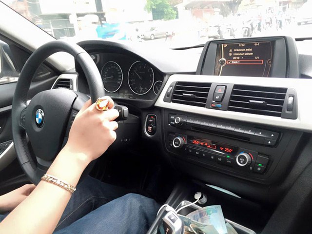 &quot;Nữ hoàng dao kéo&quot; Phi Thanh Vân đăng ảnh vợ chồng cô ngồi trong chiếc BMW mới tậu. Ảnh: FBNV