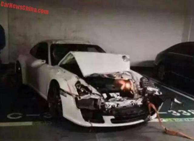 Chiếc Porsche 911 bị hư hỏng khá nặng sau vụ tai bay vạ gió.