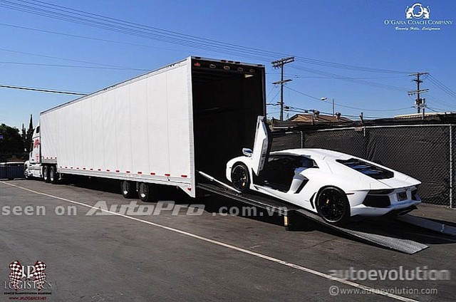 Chiếc siêu xe Lamborghini Aventador được lên xe tải chuyển về tư gia của Mayweather.