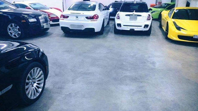 Chiếc siêu xe Bugatti Veyron màu đỏ trắng nằm trong garage của nữ đại gia Sài thành.  Ảnh: FBNV