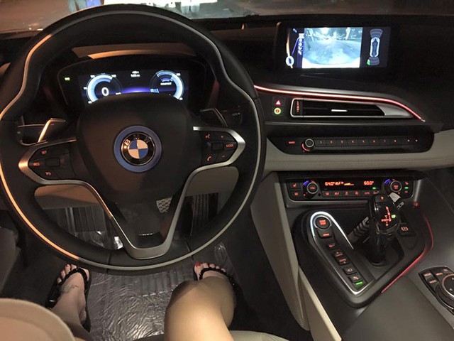 Chiếc BMW i8 mới về garage của nữ đại gia Sài thành. Ảnh: FBNV