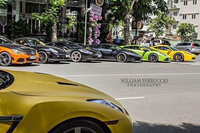 Dàn siêu xe xếp hàng bên ngoài quán café của nữ đại gia 8x. Trong đó, chiếc Ferrari 458 Italia màu vàng nằm ngoài cùng.  Ảnh: FBNV