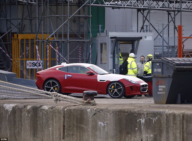 Một chiếc Jaguar F-Type ra khỏi tàu mắc cạn.