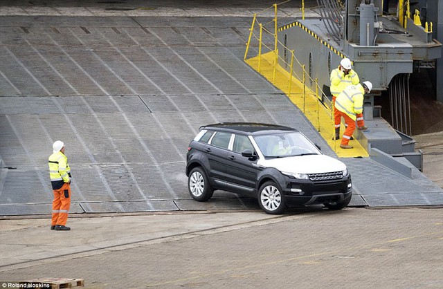 Có chiếc Range Rover vẫn còn khá nguyên vẹn.