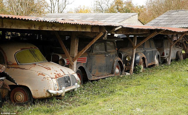 60 chiếc xe cổ được tìm thấy trong nông trại ở miền Tây nước Pháp vào năm 2014.