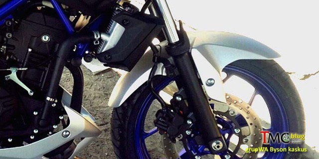 Hệ thống treo trước/sau của Yamaha MT-25 giống với đàn anh R25.