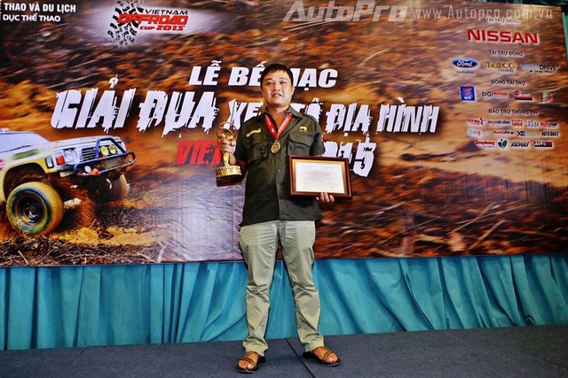 Anh Bằng nhận giải nhất hạng Bán tải nguyên bản đồng đội.