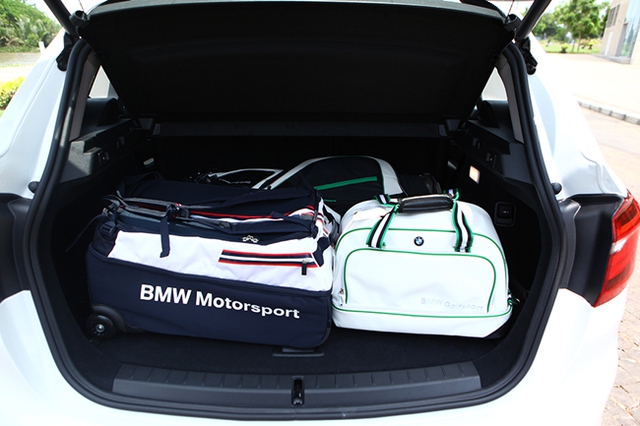 Khoang hành lý rộng rãi có thể mở rộng tới 1.510 lít của BMW Series 2.