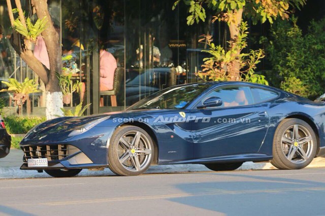 Ferrari F12 Berlinetta màu xanh bắt mắt.